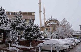 Yozgat’ta yılın ilk kar yağışı kenti beyaza...