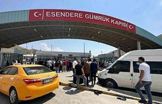Yüksekova Esendere Gümrük Kapısında bekleyen...
