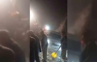 Yüksekova’da kar yağışı etkili oldu, araçlar...