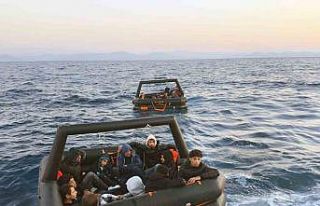 Yunanistan, 15 çocuğun içinde bulunduğu can sallarını...