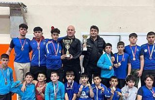 Yunusemreli güreşçiler Kuşadası’nda 2 kupa...