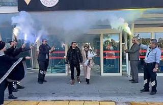 Yurt dışından gelerek havalimanında evlilik teklifinde...