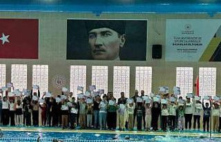 Yüzme eğitimini tamamlayan minikler sertifikalarına...