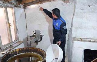 Zabıta ekiplerinden tatlı üretilen merdiven altı...