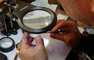 10 metrekarelik dükkanda 3 nesildir saat tamir ediyorlar