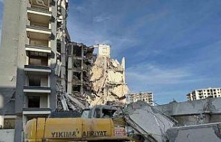 11 katlı binanın yıkımında iş makinesi operatörü...