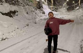 11 yaşındaki tulumcunun açık hava konseri hayran...