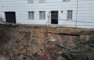 60 daireli apartmanın giriş kapısı çöktü, yönetici...
