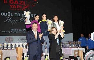 6. Gazi Yarı Maratonu’nda dereceye giren sporcular...