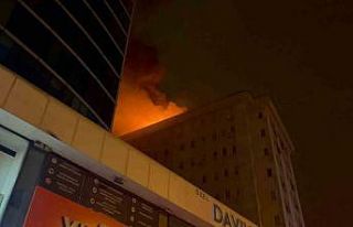 8 katlı iş hanının çatısı alev alev yandı