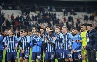 Adana Demirspor ilk galibiyetini coşkuyla kutladı
