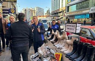 Adana’da zabıta ekiplerinden kaldırım işgaline...