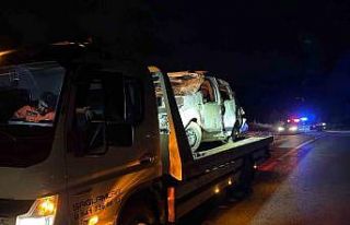 Afyonkarahisar’da hafif ticari araç devrildi: 5...