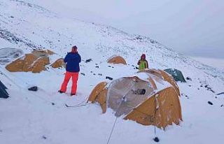 Ağrı Dağı’na çıkmak isteyen dağcılara kar...
