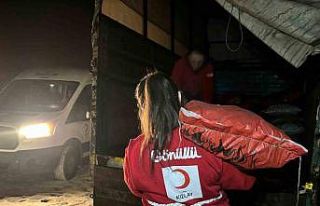 Ağrı’da kışın zorlu şartlarına karşı Kızılay,...