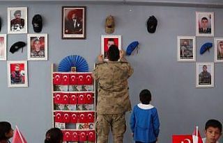 Ağrılı öğrenciler sınıf duvarlarını şehit...