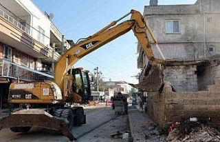 Akdeniz Belediyesi metruk binaları yıkıyor