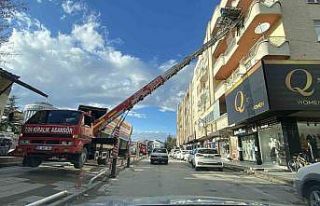 Aksaray’da asansörle binadan yük taşıyan nakliyeciler...