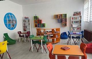 Akşehir’de hayırsever aileden okula kütüphane