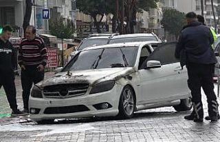 Alanya’da park halindeki lüks otomobil yandı