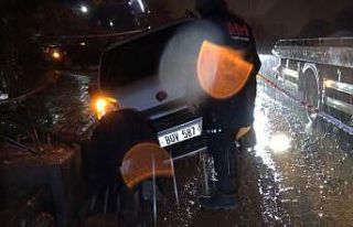 Alanya’da yol çöktü, 3 araç çukurda mahsur...