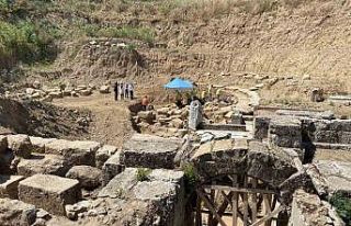 Alaşehir’deki antik tiyatro kazı çalışmaları...