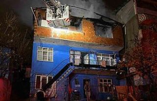 Alev alev yanan ev, ekipleri seferber etti