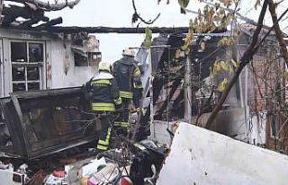 Alev alev yanan evden geriye enkazı kaldı