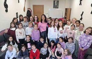 Aliağa’nın yıldız çocukları tiyatro ile parlıyor