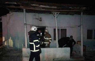 Alkollü şahıs evini ateşe vermek istedi, vatandaşlar...