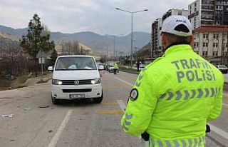 Amasya’da polisi görünce kaçan minibüsten 20...