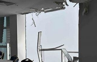 Ambulans helikopterin çarptığı hastanenin içi...