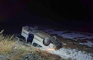 Ambulansa yetişmeye çalışan otomobil tarlaya devrildi:...