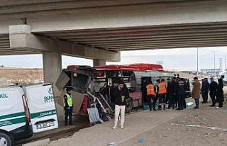 Ankara’da belediye otobüsü tırla çarpıştı:...