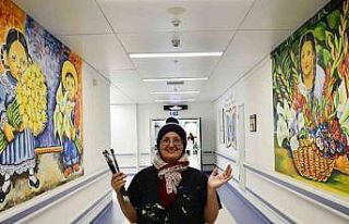 Annesinin tedavi gördüğü servisi resimlerle süsledi