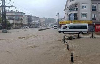 Antalya’da sağanak yağmur yollarda ve tarım arazilerinde...