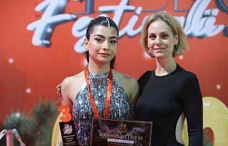 Antalya’da Yılbaşı Festivali renkli görüntülere...