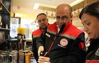 Antalya’da yılbaşı öncesi alkollü içki sunumu...