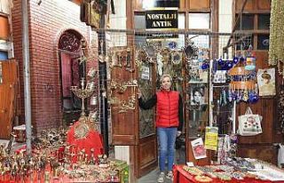 Antikacı kadın zorluklara rağmen babasının mirasını...