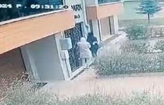 Apartmana giremeyen hırsızlık şüphelileri kameraya...