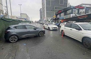 Aracını yolun ortasına park eden sürücü hastane...