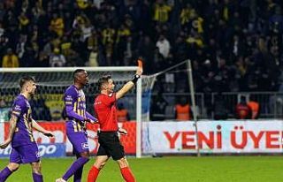 Arda Turan, kırmızı kart gördü