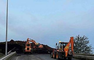 Arhavi’deki heyelanın ardından yol açma çalışmaları...