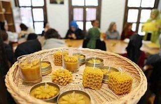 Arıcı kadınlar bal mumunu sanat eserine dönüştürüyor