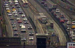 Arızalanan metrobüste panik anları: Dumanlar yükselmeye...