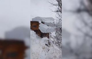 Artvin’de çatıdan düşen kar kütlesini görüntülemek...