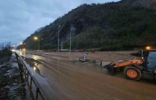 Artvin’de heyelan bölgesi yağan yağmurla çamura...