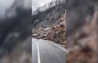 Artvin’de heyelan nedeniyle Hopa-Borçka karayolu...