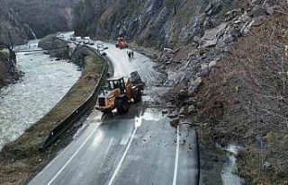 Artvin’de heyelan sonrası Borçka-Hopa karayolu...