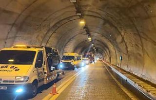 Artvin’de tünel girişinde heyelan: Yol trafiğe...